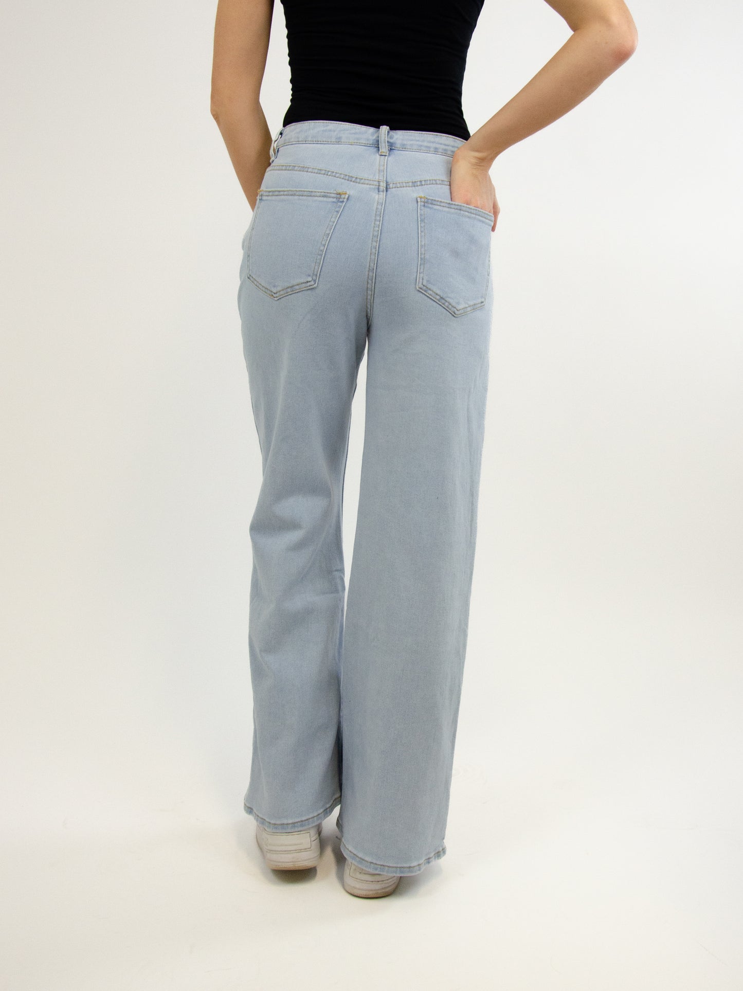 Jeans chiaro con applicazioni